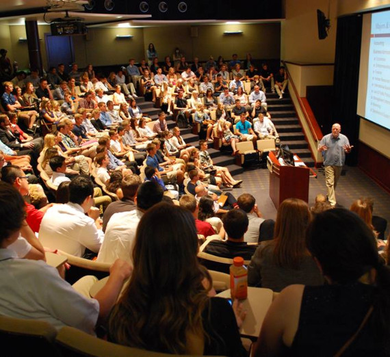 La estudiante de la Universidad Gonzaga Madison Rose mentorizando a un estudiante de secundaria