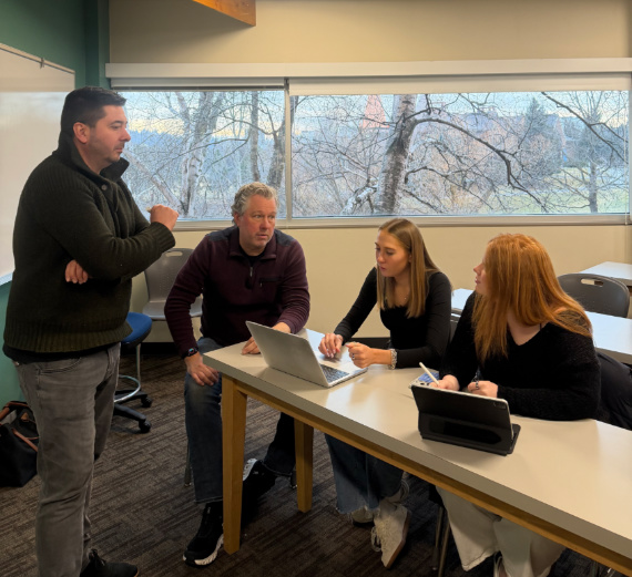 La estudiante de la Universidad Gonzaga Madison Rose mentorizando a un estudiante de secundaria